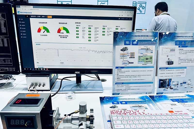 機械雲智慧機提供整體解決方案，解決產業設備通訊及後端整合時間問題，快速走向智慧製造，協助塑膠機械大廠鳳記提高設備國際競爭力，透過雲平台縮短資訊整合時間50%，並爭取到逾1.5億元國際訂單。圖為工研院與鳳記共同於臺北國際塑橡膠工業展展出的「押出機參數監測與異常警示分析模組」。