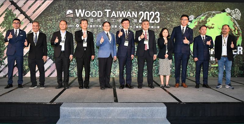 2023年台灣國際木工機械展WOOD TAIWAN，今（20）日於台北南港展覽館盛大開展，開幕酒會由外貿協會王熙蒙秘書長（左五）及木工機公會張志州理事長（左六）等共同揭開序幕